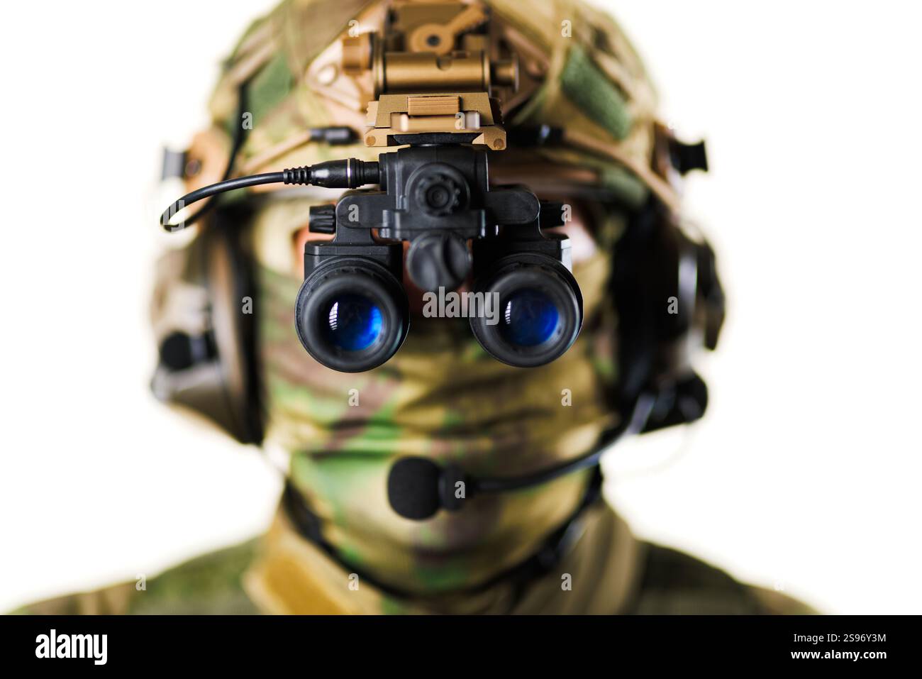 Nahaufnahme eines Soldaten, der eine Nachtsichtbrille, einen Helm und ein taktisches Headset trägt und die moderne militärische Ausrüstung und Einsatzbereitschaft darstellt. Stockfoto