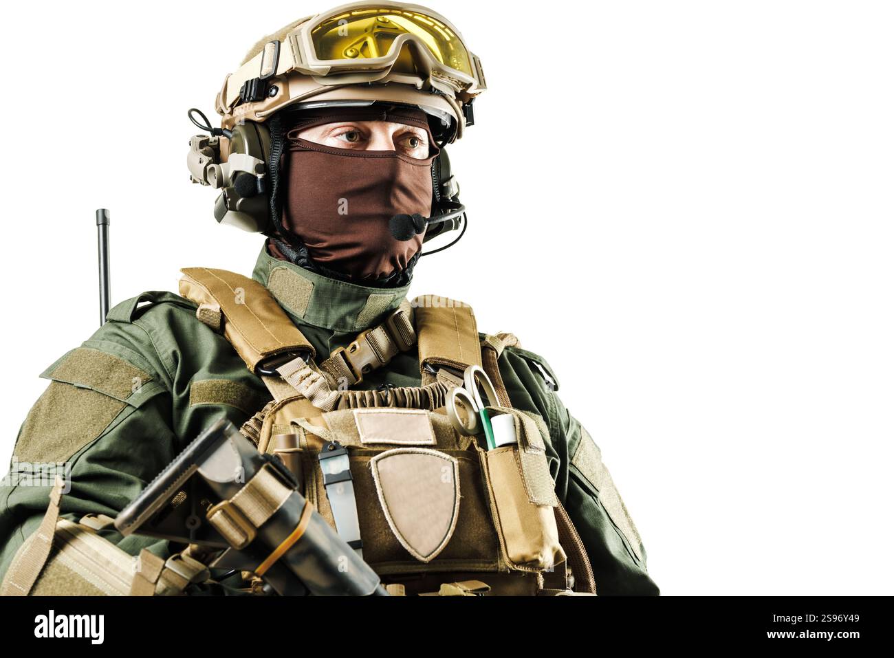 Moderner Soldat mit fortschrittlicher taktischer Ausrüstung, Körperpanzer, Helm und Kommunikationsgerät, aufmerksam stehend. Erfasst Konzepte von Stockfoto