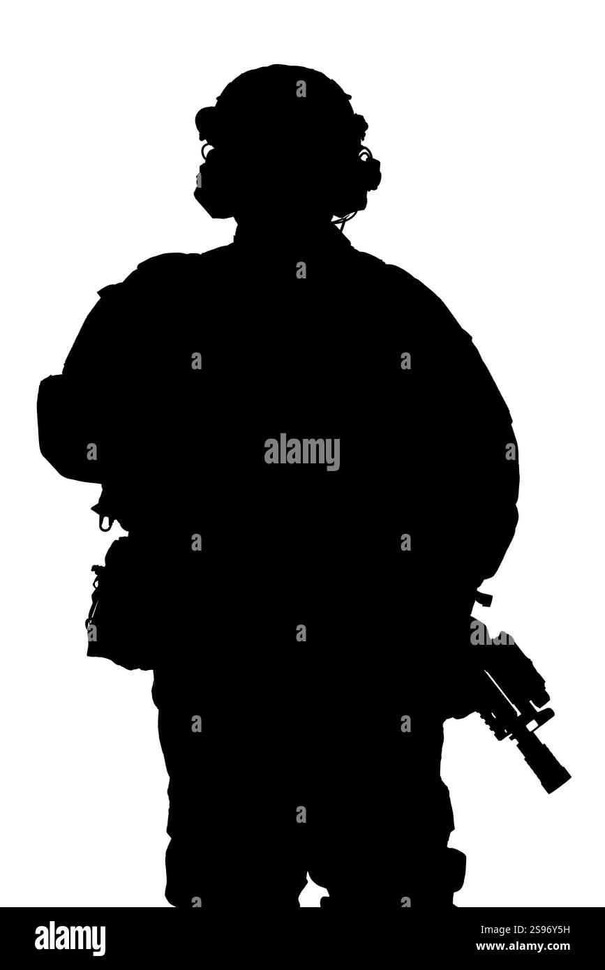Silhouettenbild eines Soldaten in militärischer Ausrüstung, der nicht auf einem weißen Hintergrund steht und Bereitschaft, Sicherheit, Verteidigung und Determination betont Stockfoto