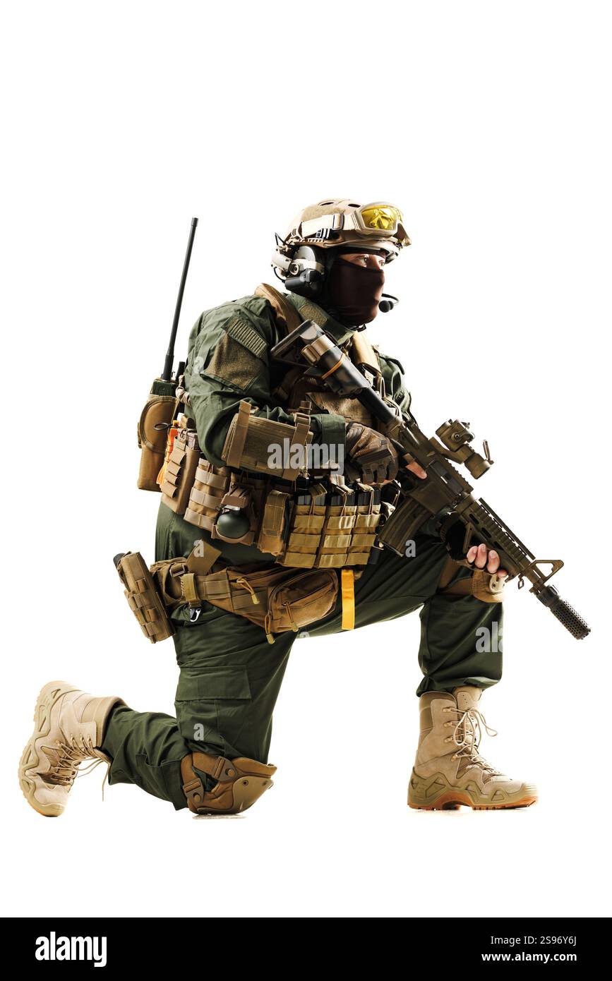 Ein Soldat, der mit spezieller militärischer Ausrüstung ausgestattet ist und ein taktisches Gewehr hält, das eine professionelle und entschlossene Haltung darstellt. Ideal für Themen von secu Stockfoto