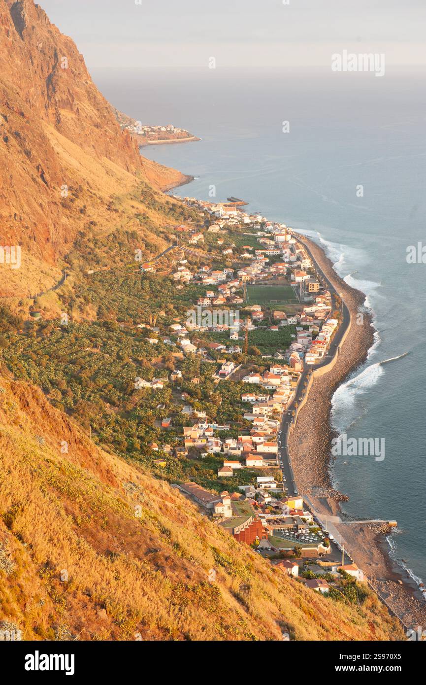 Küstenstadt und Cliffside bei Sonnenuntergang. Madeira Portugal. Stockfoto