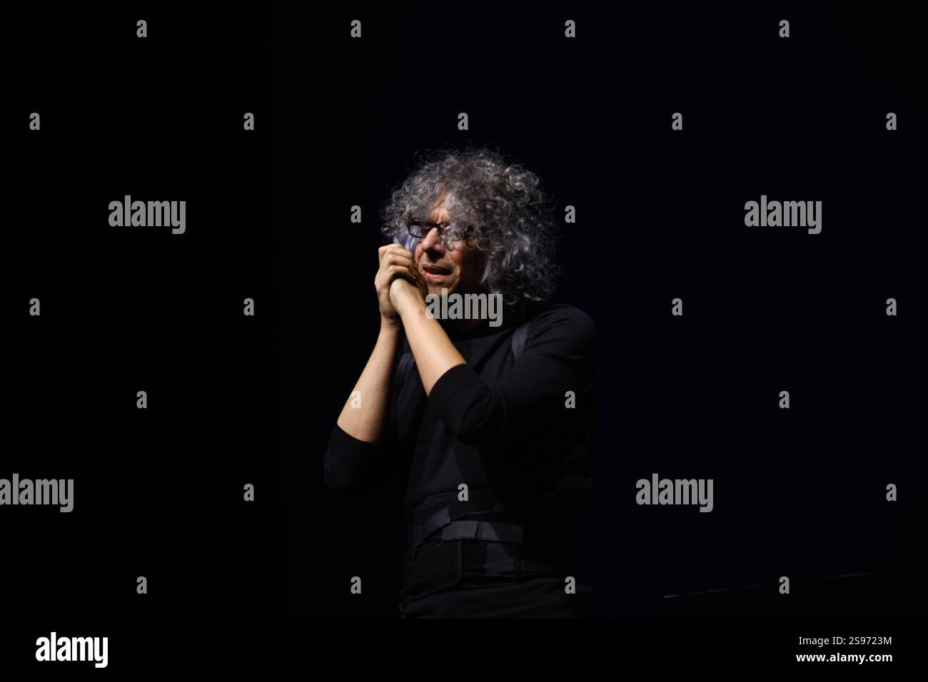 Padua, Italien – 24. Januar 2025: Der italienische Pianist und Komponist Giovanni Allevi tritt live auf seiner Piano Solo Tour im Gran Teatro Geox in Padua auf. Stockfoto