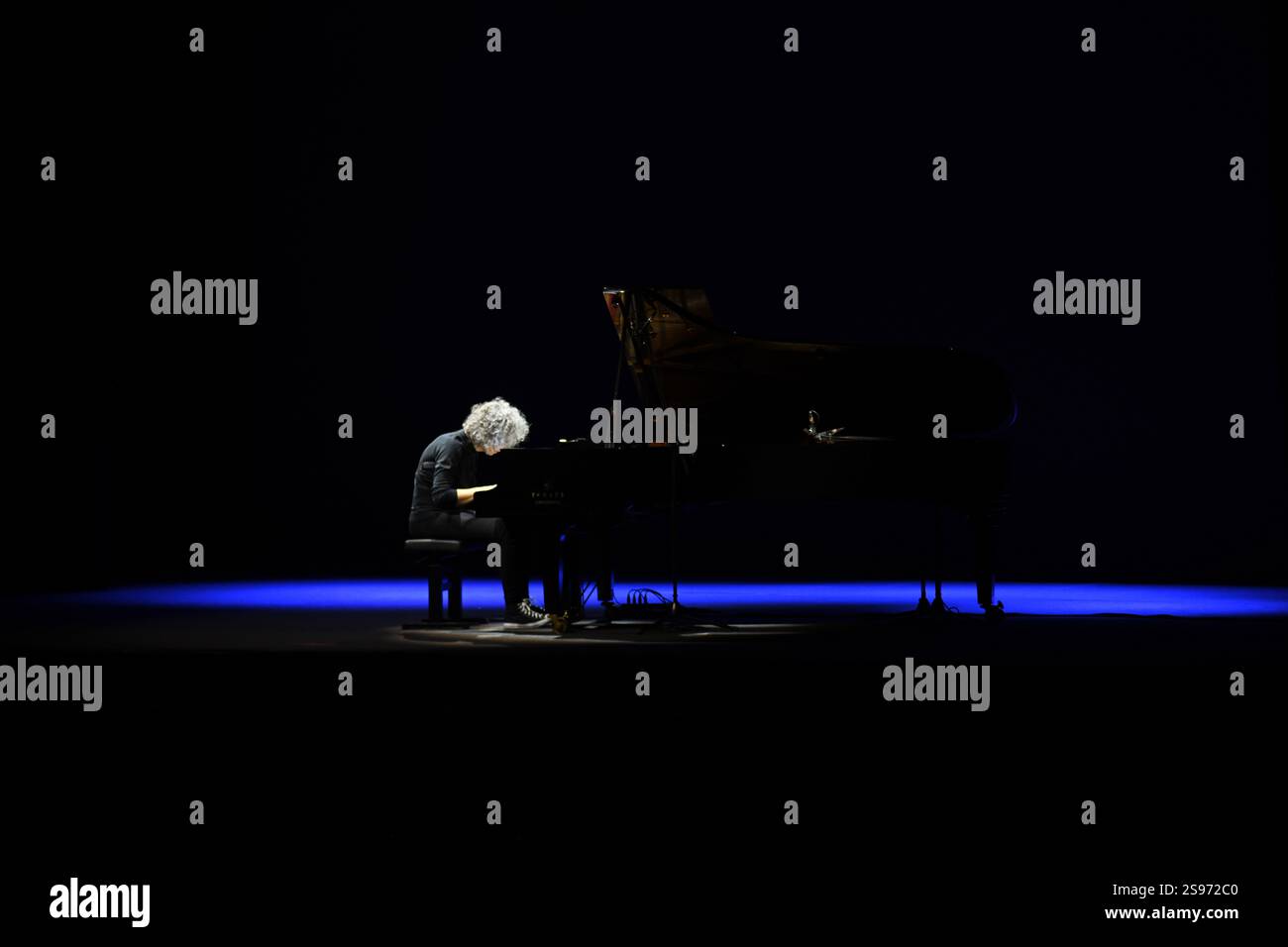 Padua, Italien – 24. Januar 2025: Der italienische Pianist und Komponist Giovanni Allevi tritt live auf seiner Piano Solo Tour im Gran Teatro Geox in Padua auf. Stockfoto