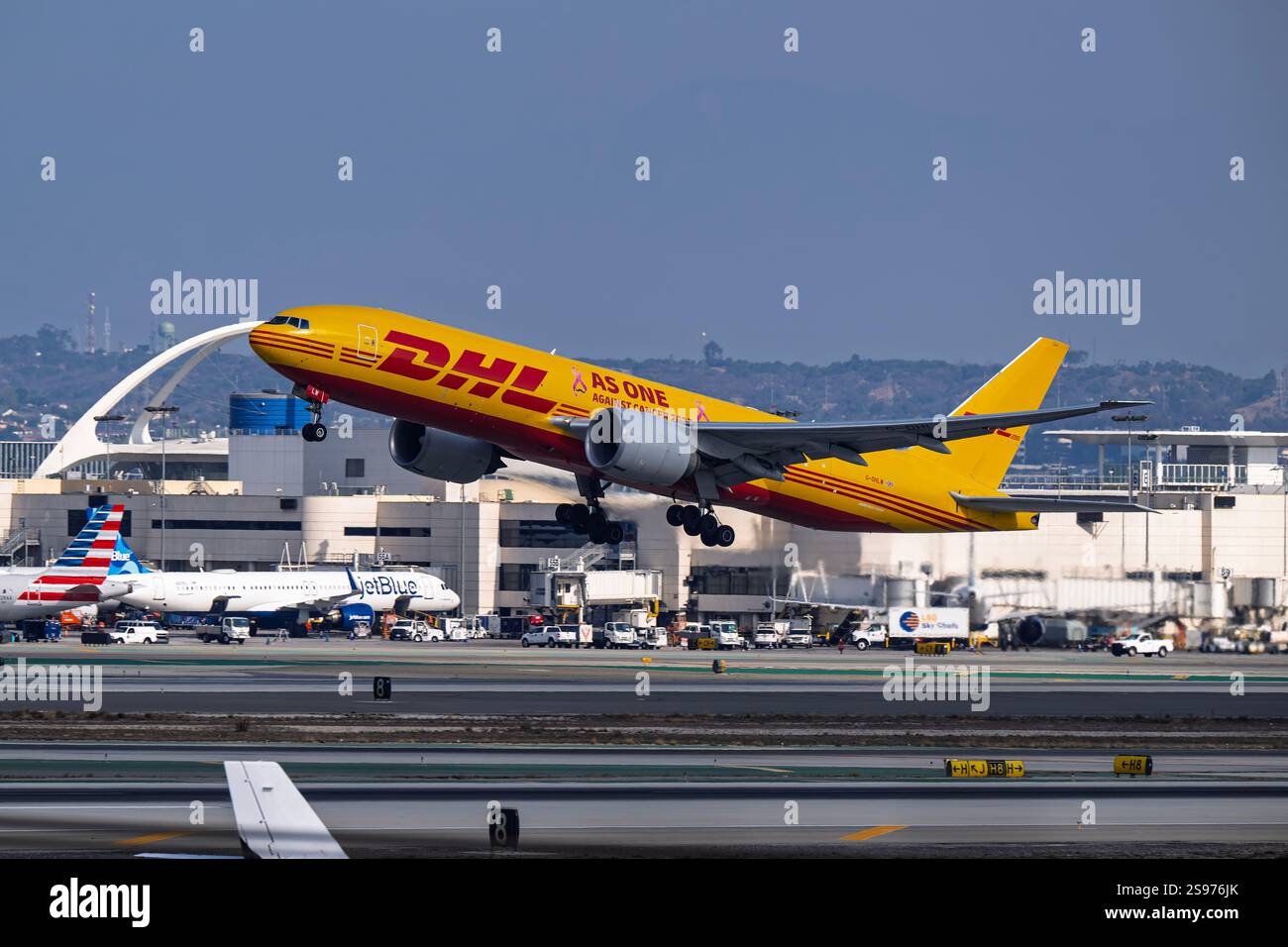 Los Angeles Intl. Flughafen 1-18-2025 Inglewood, CA USA DHL Express Boeing 777-F G-DHLW Abfahrt ab 25L am Los Angeles International Airport Stockfoto