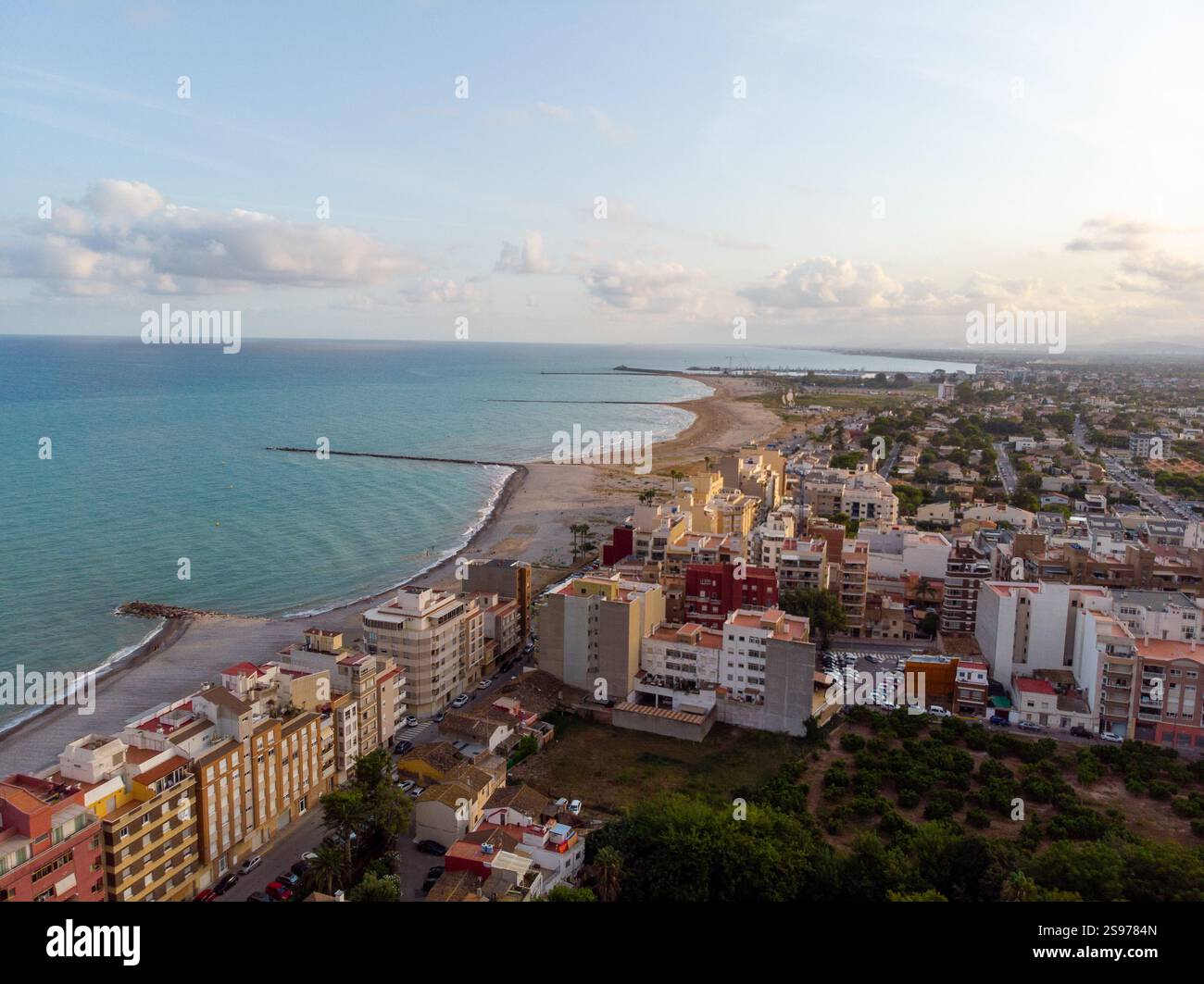 Luftaufnahme der Küste von Borriana. Eine Stadt in der Nähe von Castellon in Spanien mit einem Long Beach mit Wellenbrecher und einem Flussdelta. Stockfoto