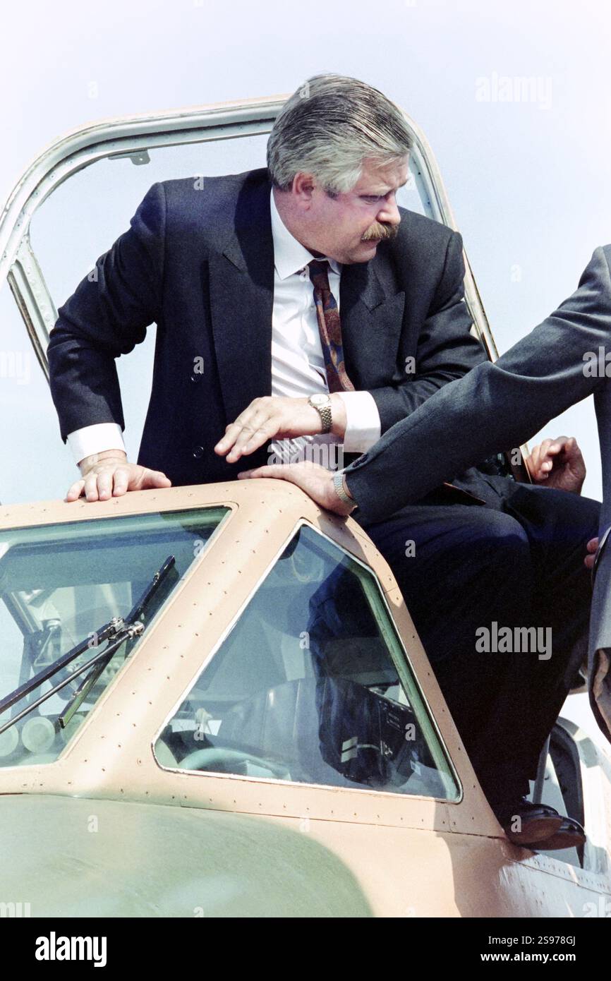 Der russische Vizepräsident Alexander Rutskoi steigt während eines Besuchs der Moskauer Flugschau im Flugzentrum Schukowski am 11. August 1992 in Schukowski, Oblast Moskau, Russland aus dem Cockpit des Panzerjets Suchoi-25. Stockfoto