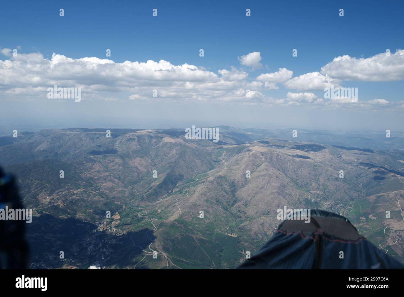Blickwinkel des Gleitschirmfliegers in Serra da Estrela mit Blick auf Unhais da Serra und Torre. Stockfoto