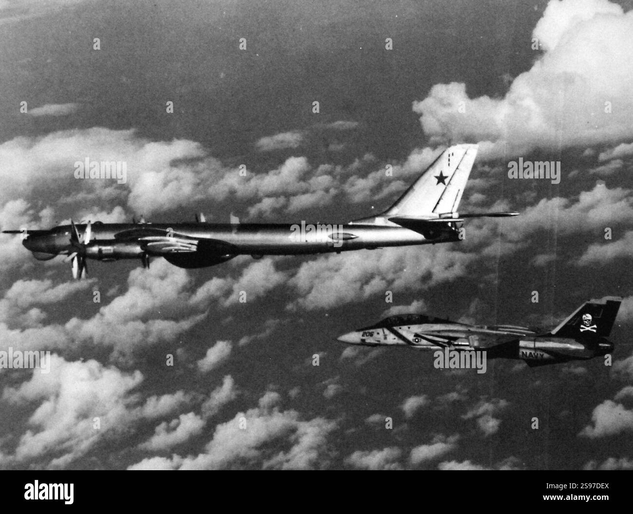 Grumman F-14A Tomcat of VF-84 eskortiert im September 1980 den sowjetischen Tupolew Tu-95 über den Nordatlantik (USN 1179034). Stockfoto