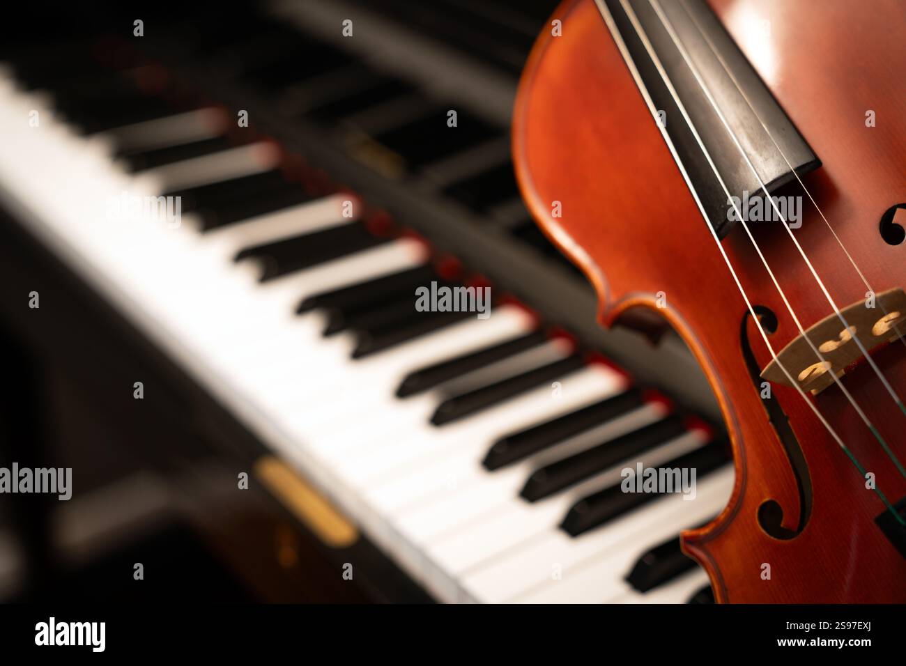 Violine auf Klaviertastaturhintergrund mit Kopierraum für Musikkonzept oder Orchesterkonzerte. Stockfoto