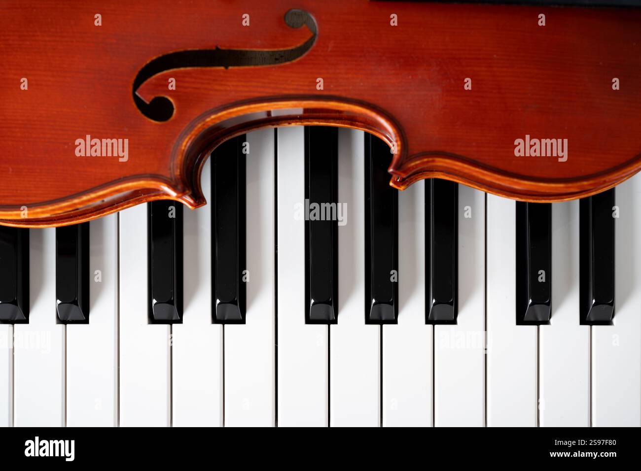 Violine auf Klaviertastaturhintergrund mit Kopierraum für Musikkonzept oder Orchesterkonzerte. Stockfoto