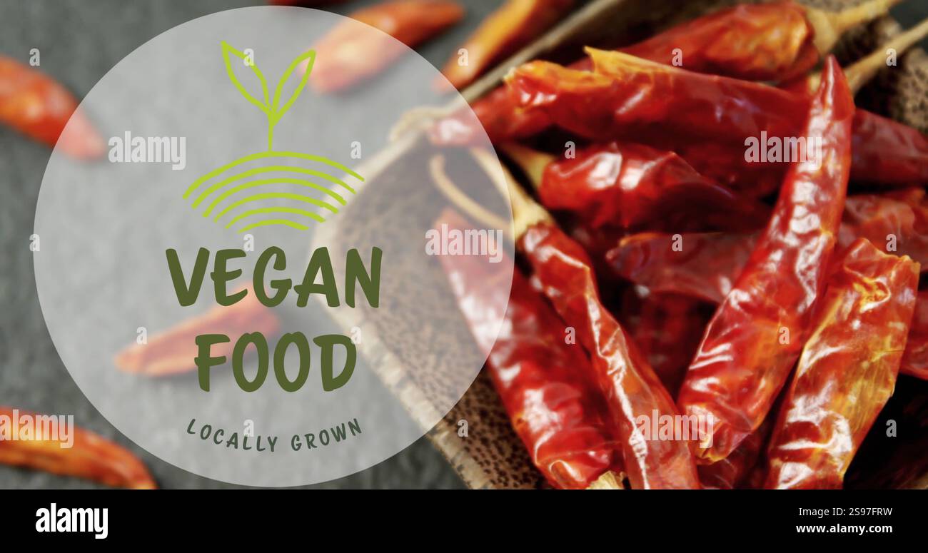 Textbild für vegane Lebensmittel über getrockneten Chili-Paprika in einer Holzschale Stockfoto
