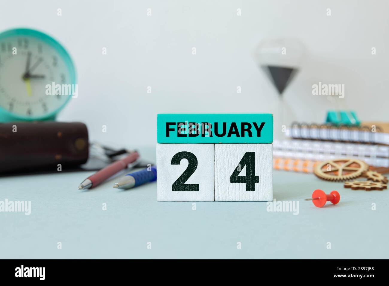 Der Kalender zum Zurücksetzen des Souvenirs zeigt das Datum des 24. Februar an. Stockfoto