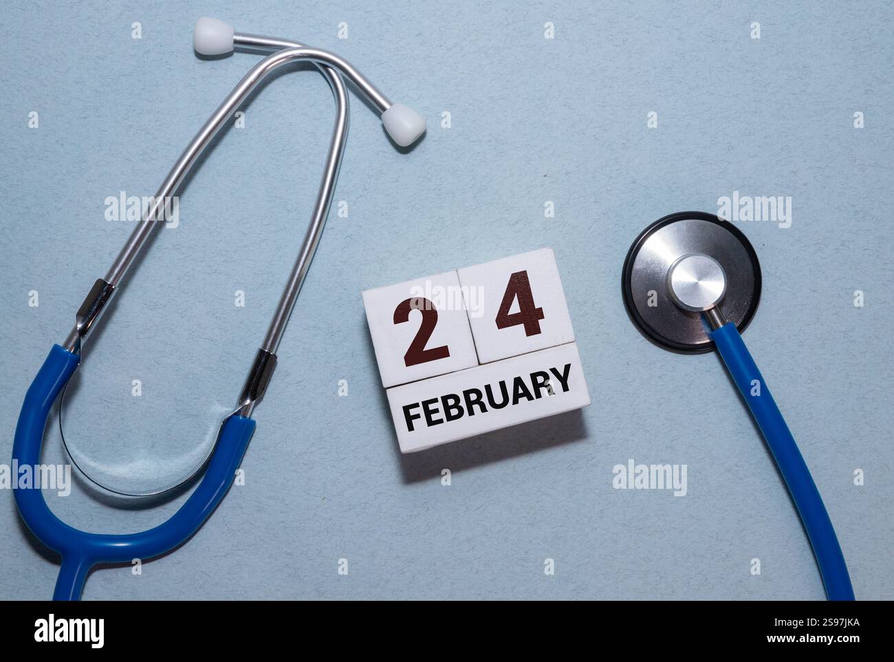 Der Kalender zum Zurücksetzen des Souvenirs zeigt das Datum des 24. Februar an. Stockfoto