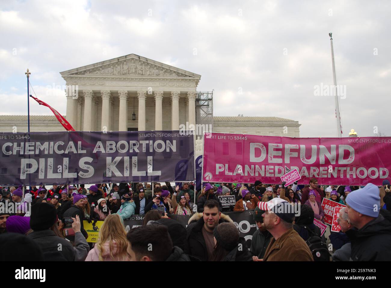 Washington, DC, USA. Januar 2025. Die Teilnehmer des jährlichen Marsches für das Leben halten vor dem Obersten Gerichtshof Zeichen gegen den Mifepristone und die geplante Elternschaft. Quelle: Philip Yabut/Alamy Live News Stockfoto