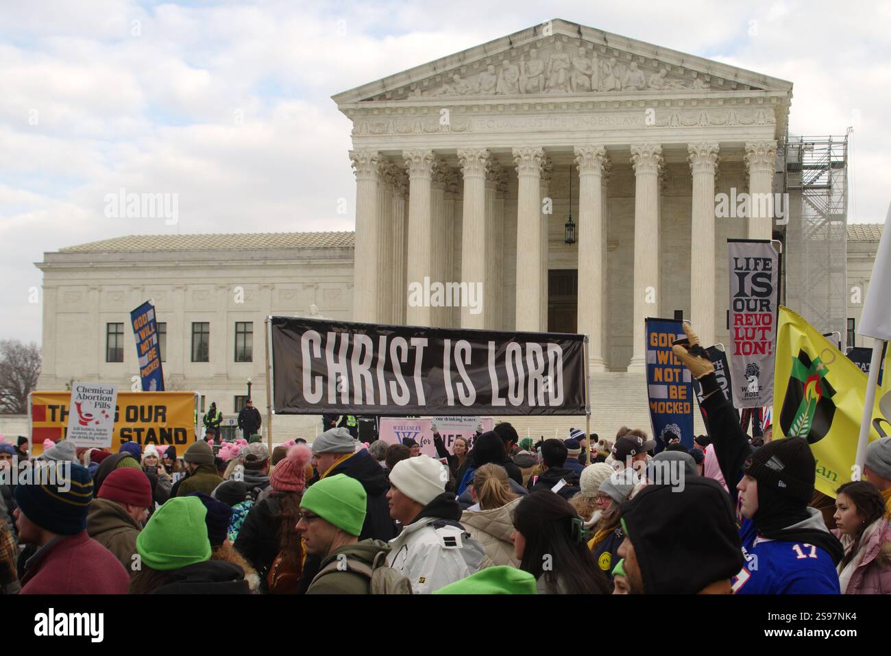 Washington, DC, USA. Januar 2025. Teilnehmer von March for Life halten große Banner vor dem Obersten Gerichtshof hoch. Quelle: Philip Yabut/Alamy Live News Stockfoto