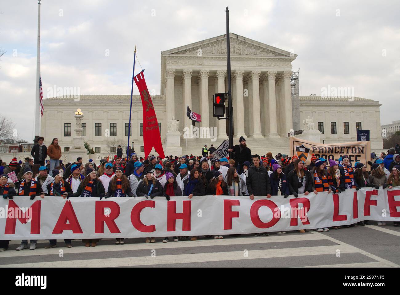 Washington, DC, USA. Januar 2025. Die Demonstranten halten ein großes Banner vor dem Obersten Gerichtshof bei der jährlichen Demonstration gegen Abtreibung „March for Life“. Quelle: Philip Yabut/Alamy Live News Stockfoto