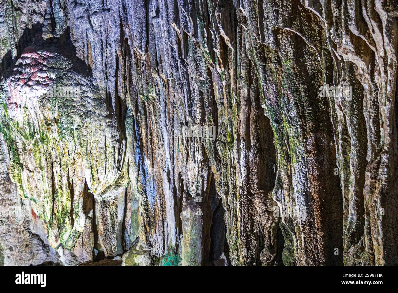 Unterirdische Höhlenformationen beleuchtet durch bunte Lichter in der Sung SOT Höhle, Halong Bay, Vietnam, Samstag, 02. November, 2024. Foto: David Rowland / Stockfoto