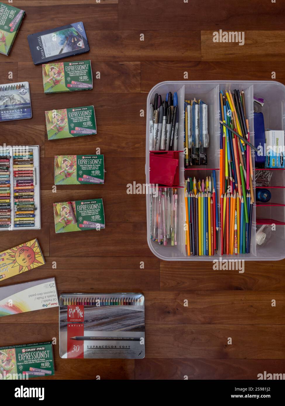 Kunstzubehör wie Sharpie-Stifte, Pentel-Ölpastelltöne, waren Pastelltöne, Buntstifte. Stockfoto