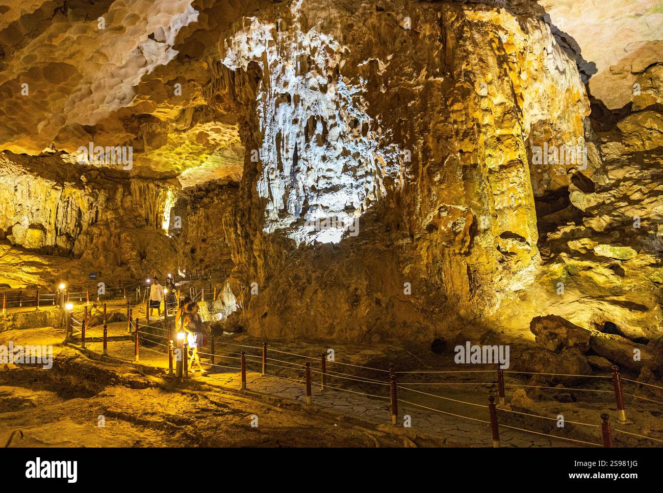 Touristen erkunden unterirdische Höhlenformationen, beleuchtet von bunten Lichtern in der Sung SOT Höhle, Halong Bay, Vietnam, Samstag, 02. November, 2024. Foto Stockfoto