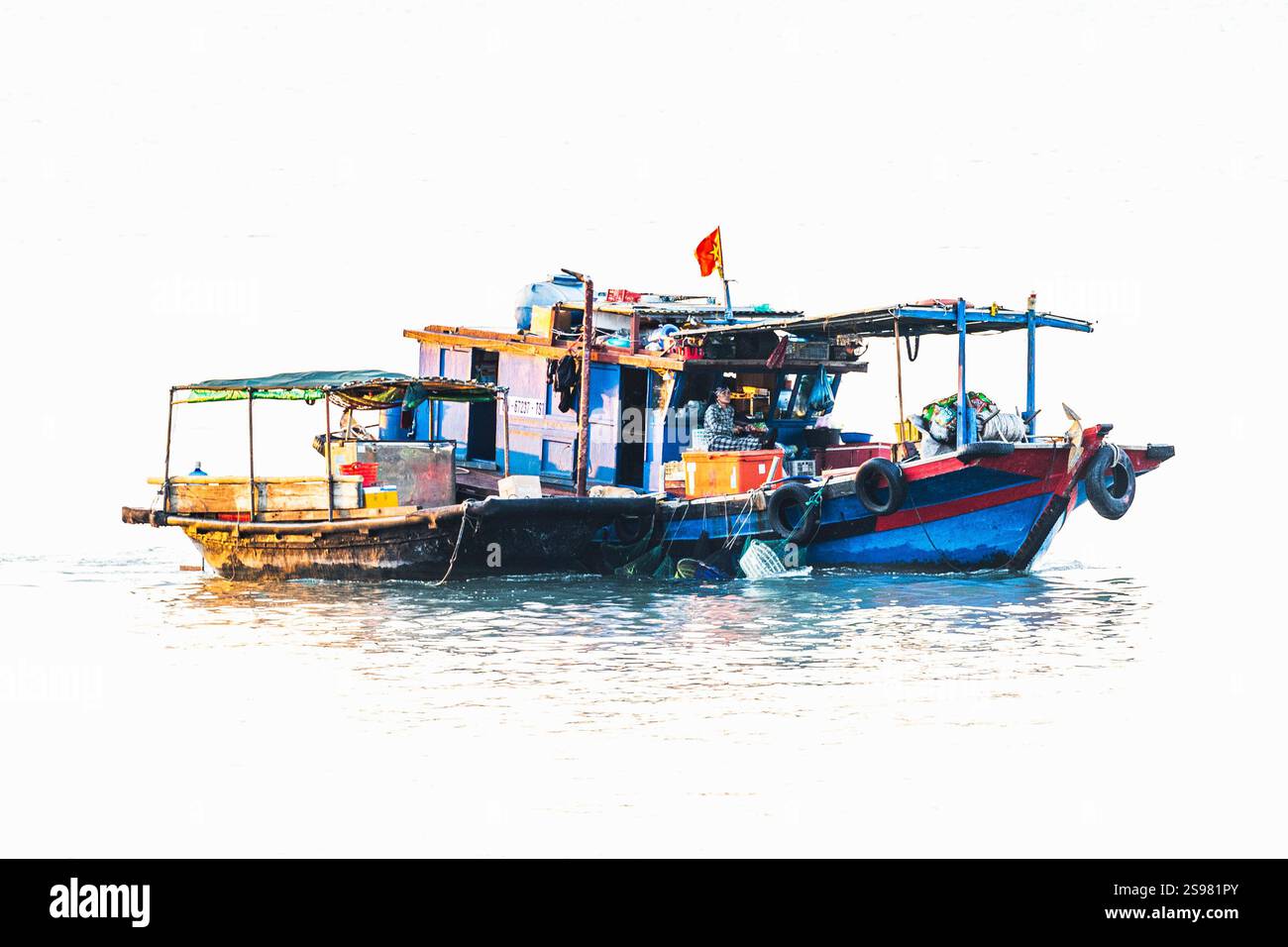 Traditionelle Fischerboote in Halong Bay, Vietnam, Samstag, 02. November 2024. Foto: David Rowland / One-Image.com Stockfoto