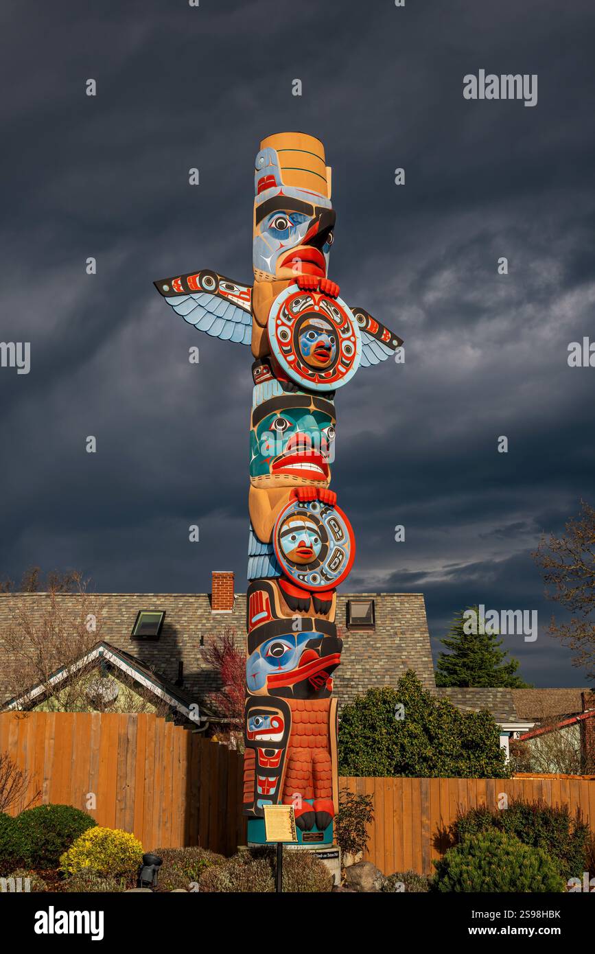 Farbenfroher hölzerner Totempfahl in Sequim, Olympic Peninsula, Washington, USA Stockfoto
