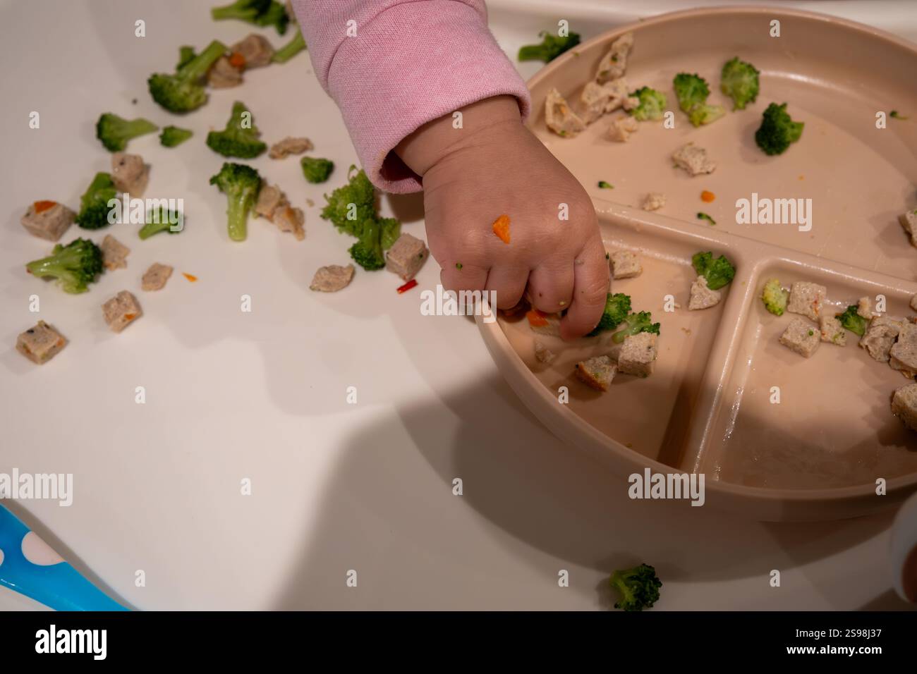 Kind erkundet gesunde Snacks Stockfoto