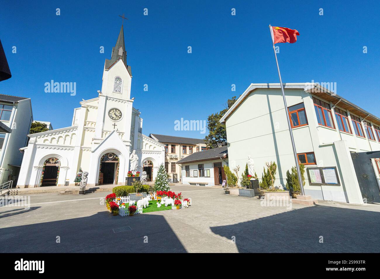 Shanghai, China. Januar 2025. Panoramablick auf die katholische Kirche Qibao im Stadtzentrum Stockfoto