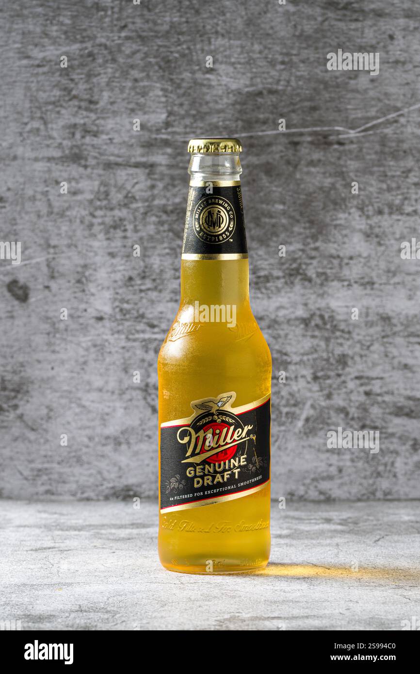 Antalya, Türkei - 23. Januar 2025: Foto von Miller Original Draft Bierflasche auf grauem Steinhintergrund Stockfoto