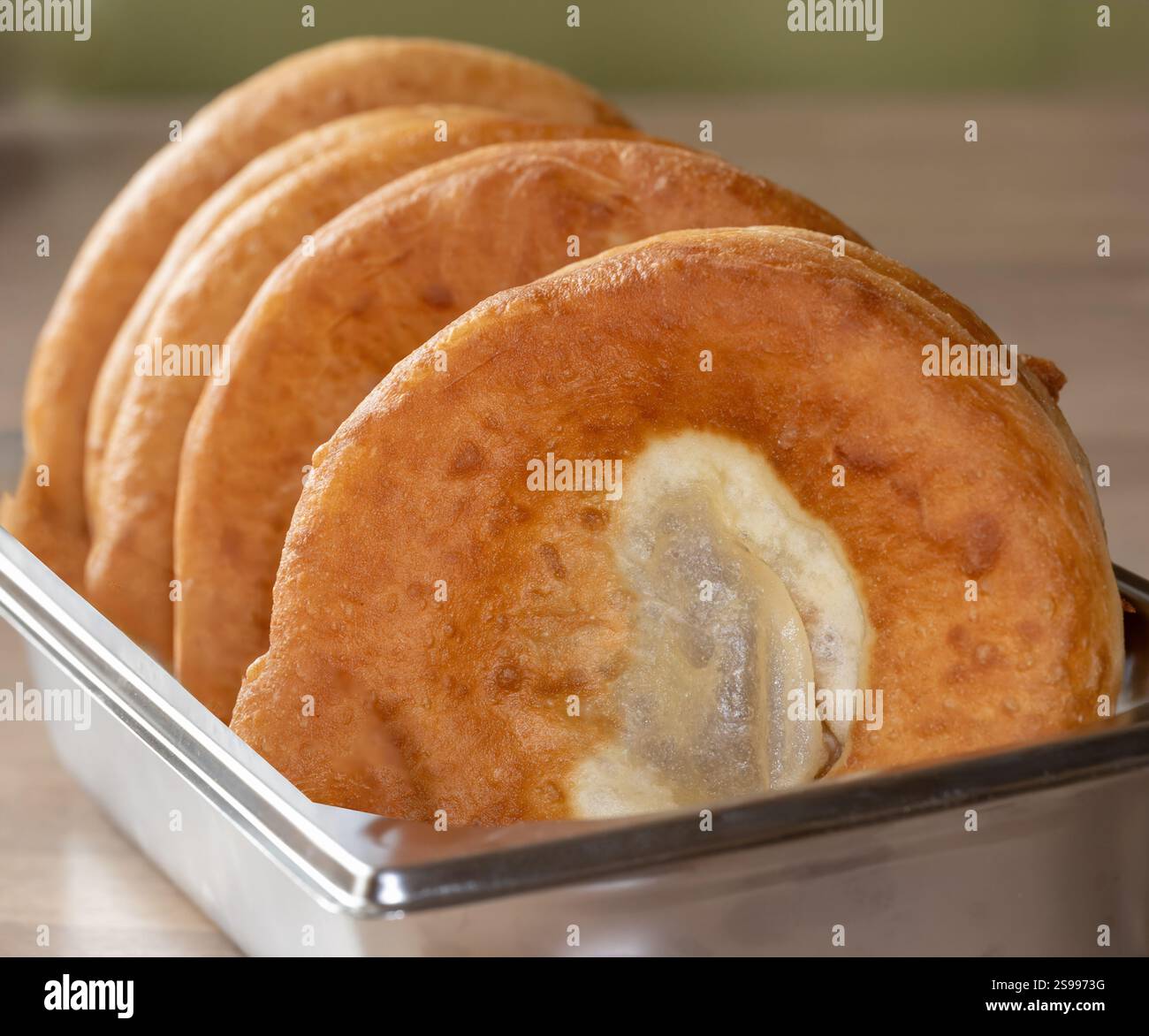 Backen von Schmalzkeksen, eine bayerische Spezialität namens Ausgezogene Stockfoto