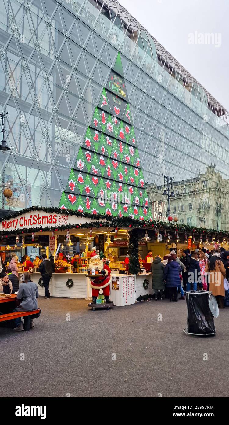 Traditioneller Weihnachtsmarkt am Vörösmarty Tér (Vörösmarty-Platz) im historischen Stadtteil Budapests. Budapest, Ungarn. Stockfoto