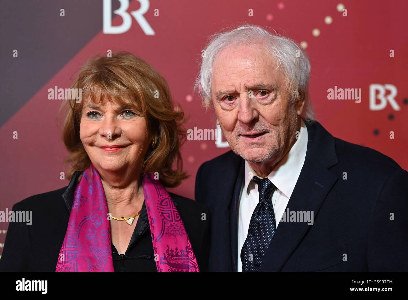 Günther Maria HALMER Schauspieler mit Ehefrau Claudia. Roter Teppich, Roter Teppich, Bayerischer Filmpreis 2024 Uhr 24.01.2025 im Prinzregententheater in München. *** Günther Maria HALMER Schauspieler mit Frau Claudia Roter Teppich, Bayerischer Filmpreis 2024 am 24 01 2025 im Prinzregententheater München Stockfoto