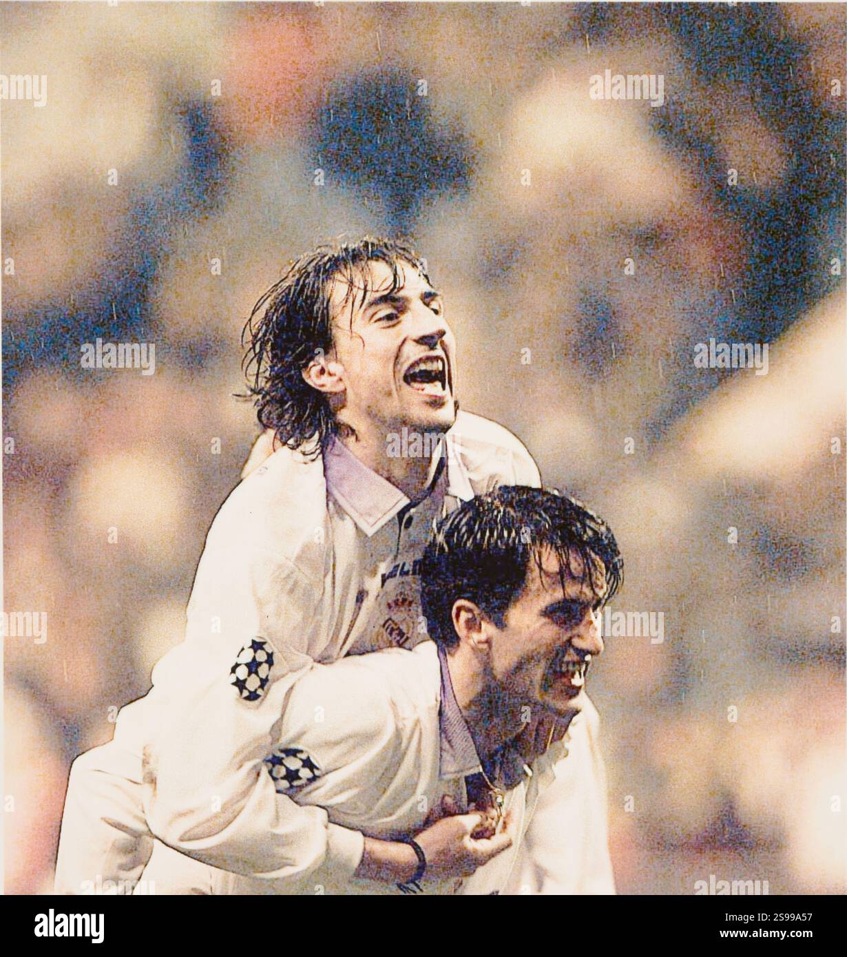 Dortmund (Deutschland), 15.04.1998. Das zweite Leg des Champions League-Halbfinales wurde im Signal Iduna Park zwischen Borussia Dortmund und Real Madrid ausgetragen, das in einem Unentschieden 0-0 endete, wobei sich die Weißen für das Finale qualifizieren. Auf dem Bild feiern Amavisca und Panucci die Qualifikation. Quelle: Album / Archivo ABC / Miguel Berrocal, Luis de Vega Hernández Stockfoto