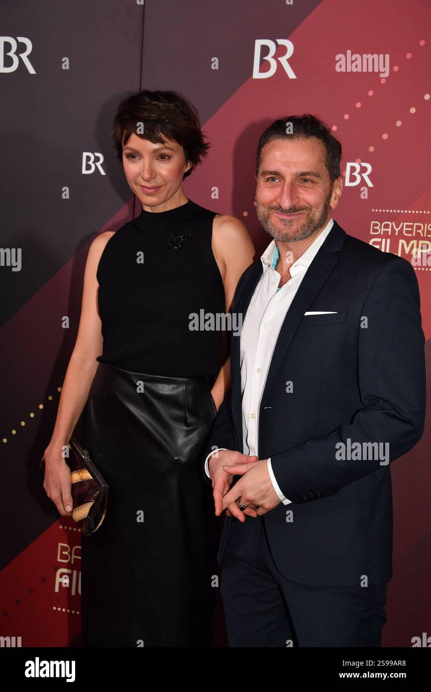 Julia Koschitz und Tim Seyfi / Verleihung des Bayerischen Filmpreises 2024 /Prinzregententheater / München / 24. Januar 2025 *** Julia Koschitz und Tim Seyfi Verleihung des Bayerischen Filmpreises 2024 Prinzregententheater München 24. Januar 2025 Stockfoto