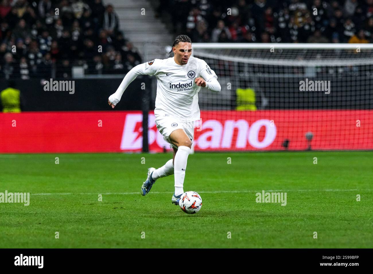 Nnamdi Collins (Eintracht Frankfurt, #34) am Ball, GER, Eintracht Frankfurt gegen Ferencvaros Budapest, Fussball, UEFA Europa League, 7. Spieltag, Spielzeit 2024/25, 23.01.2025. Foto: Eibner-Pressefoto/Florian Wiegand Stockfoto