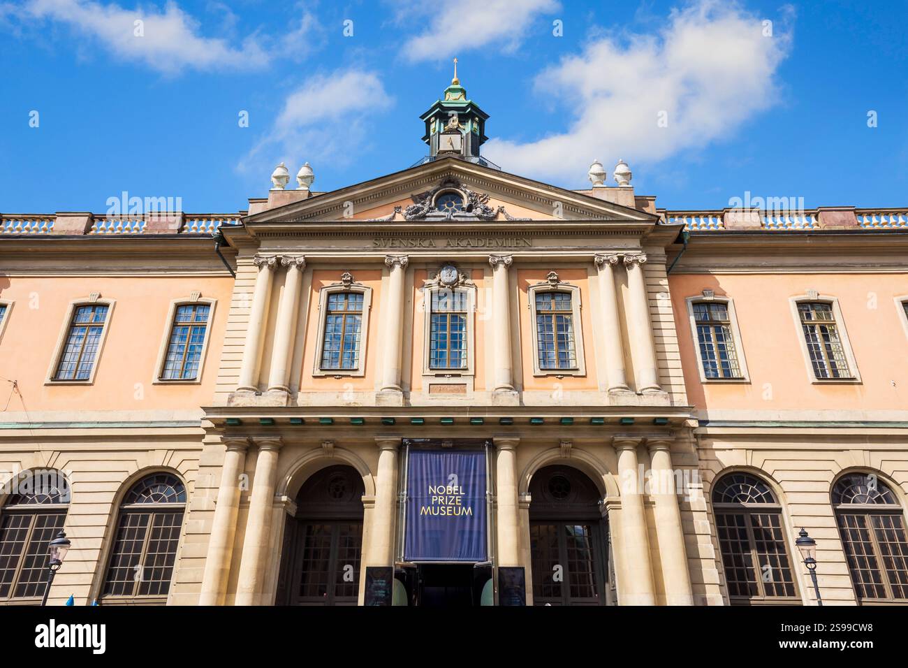 Flacher Blick auf die Fassade des Nobelpreismuseums in Stockholm, Schweden, das sich im ehemaligen Börsengebäude am Stortorget Square befindet. Stockfoto