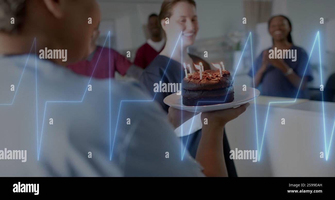 Medizinisches Personal feiert Geburtstag mit Kuchen, Herzfrequenz Bild über Szene Stockfoto