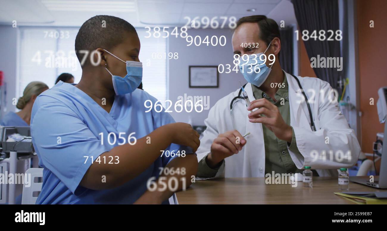 Bild medizinischer Daten über medizinisches Fachpersonal, das im Krankenhaus diskutiert Stockfoto