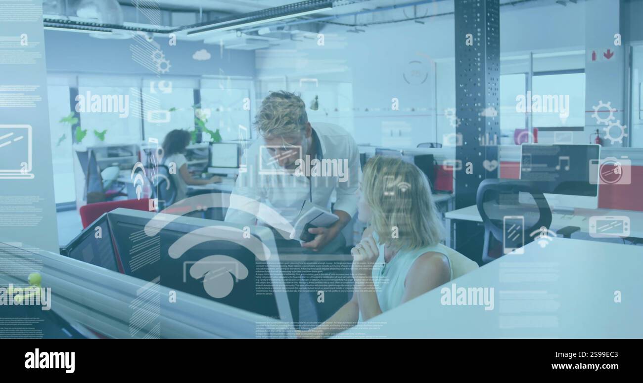 Analyse von Geschäftsdaten über verschiedene Mitarbeiter, die in modernen Büros arbeiten Stockfoto