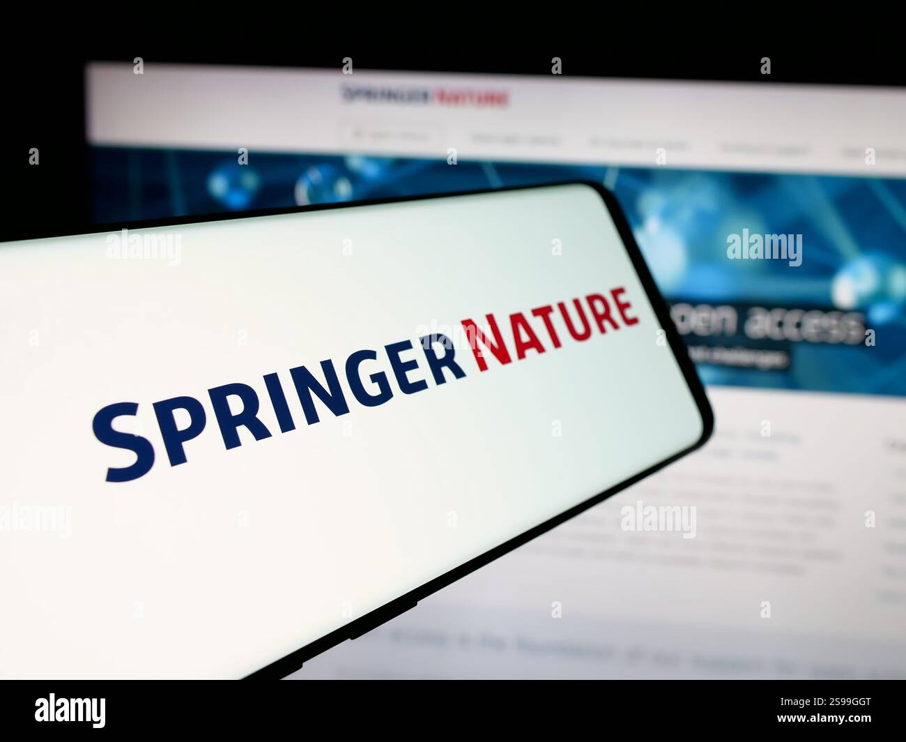 24. Oktober 2024, Deutschland: In dieser Fotoabbildung ist ein Handy mit dem Logo des akademischen Verlags Springer Nature auf dem Bildschirm vor der Business-Website zu sehen. (Credit Image: © Timon Schneider/SOPA Images via ZUMA Press Wire) NUR REDAKTIONELLE VERWENDUNG! Nicht für kommerzielle ZWECKE! Stockfoto