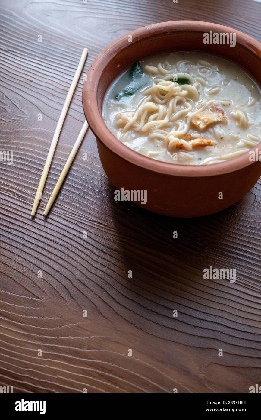 Shoyu Ramen in traditioneller Schüssel Nahaufnahme Stockfoto