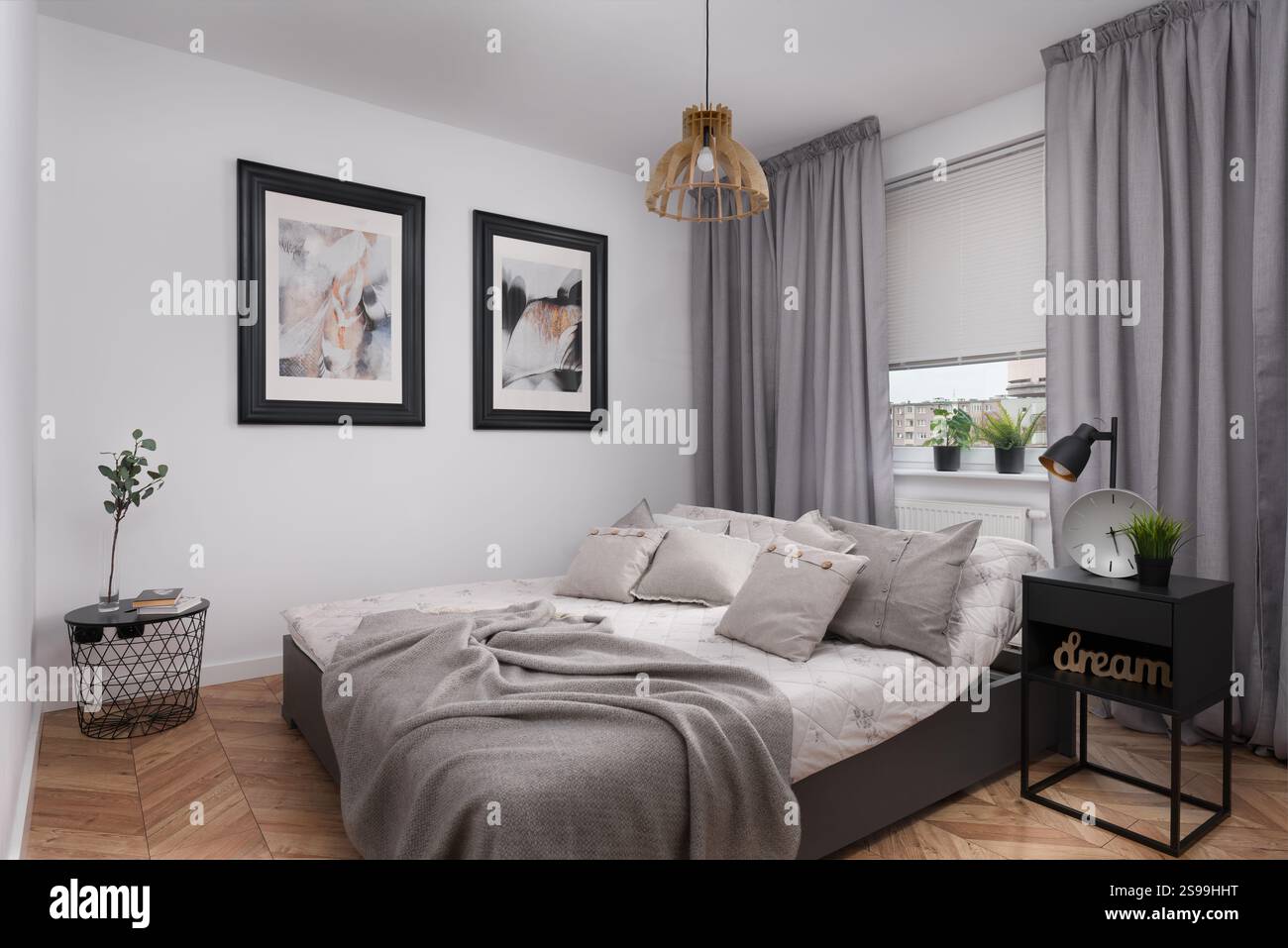 Gemütliches Schlafzimmer mit Doppelbett und moderner Einrichtung Stockfoto