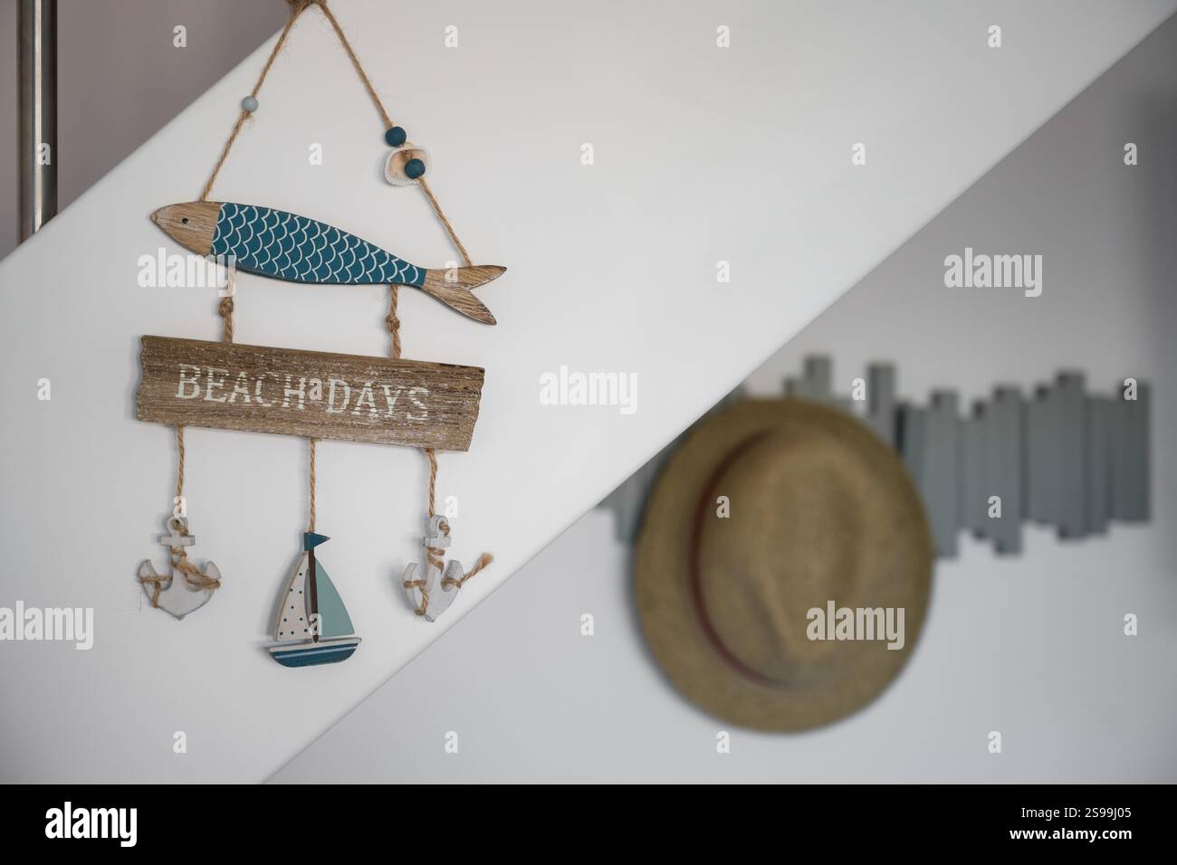 Wanddekorationen im nautischen Stil mit Fisch und Segelboot Stockfoto