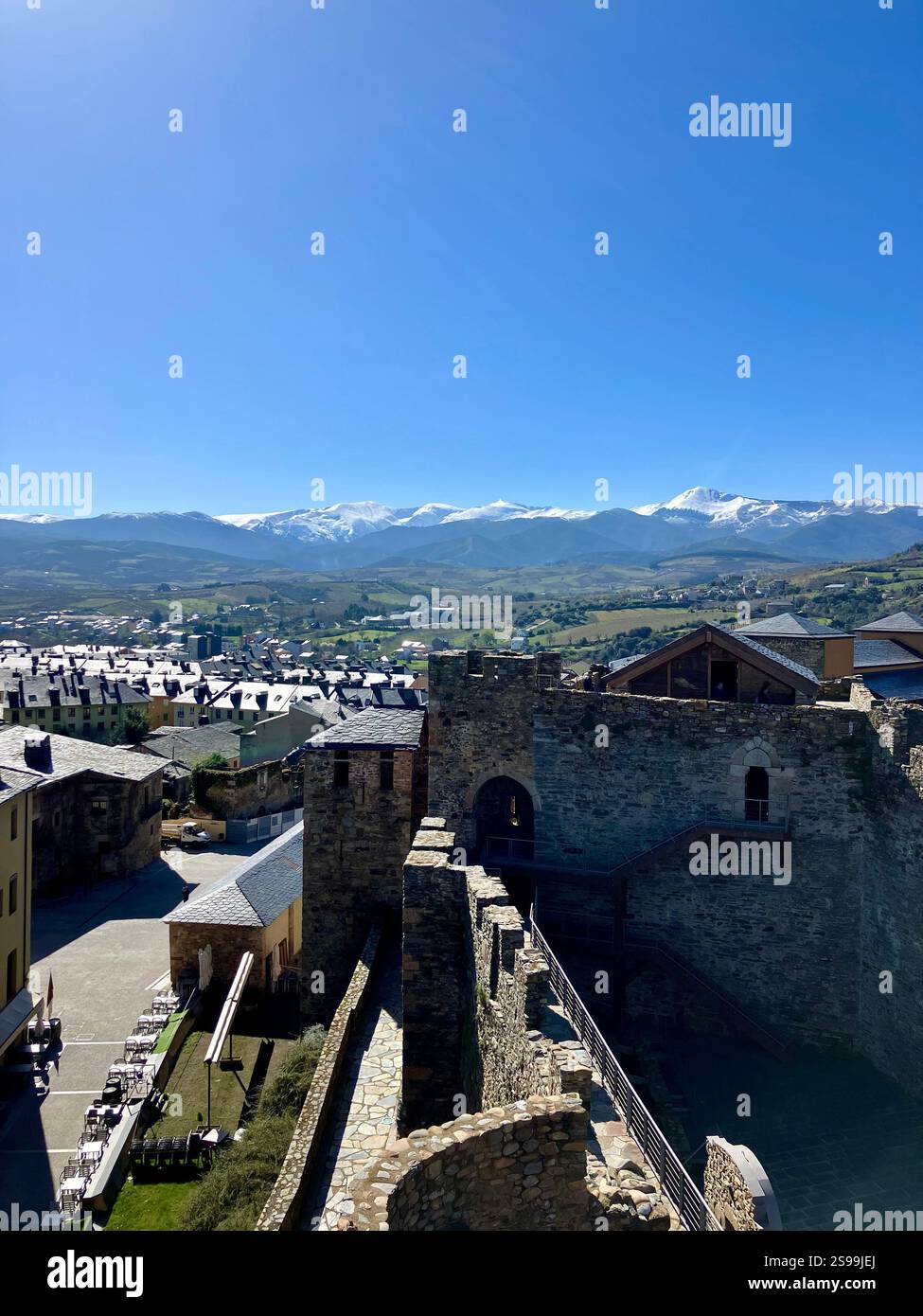 Blick auf den Winter vom Castillo de Ponferrada, der Festung der Templer - Smartphone-aufgenommenes Stockfoto