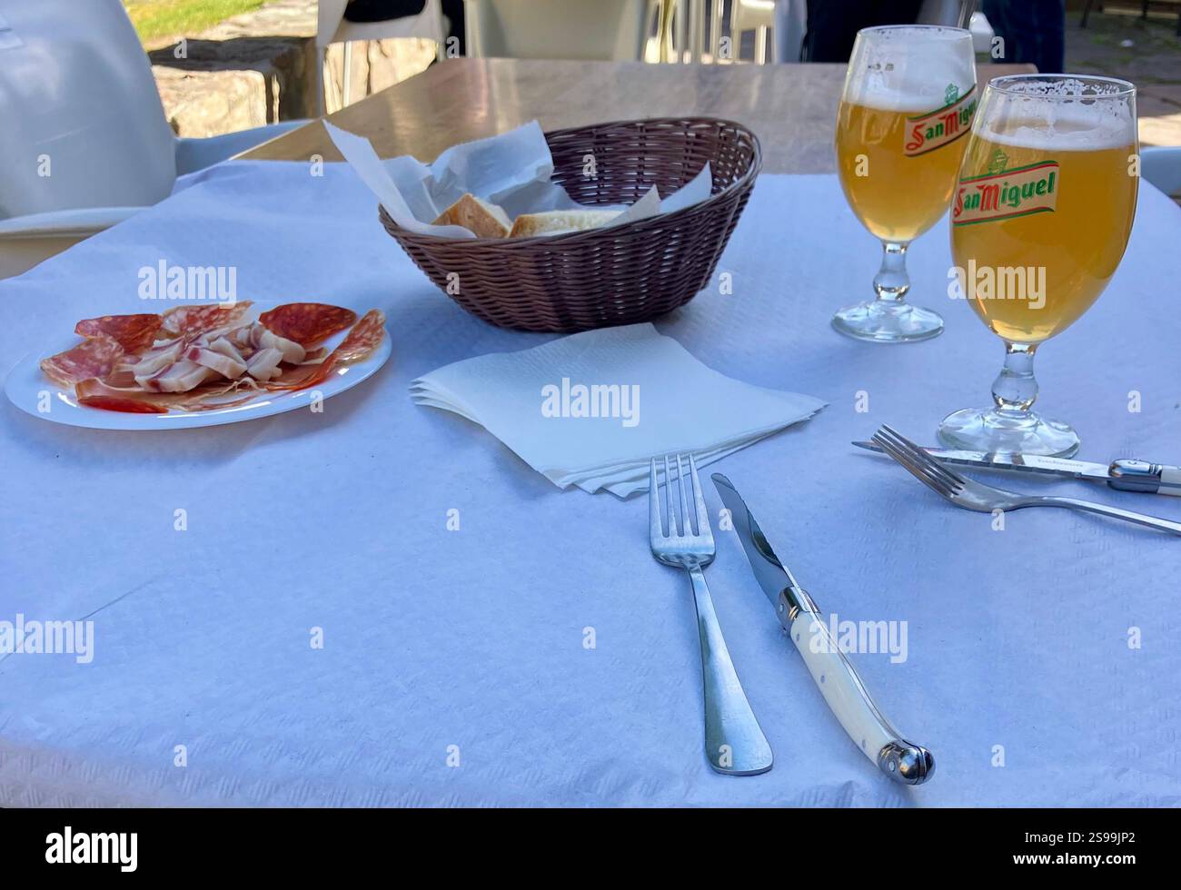 Pilgermenü, Menü del Dia mit kaltem Fleisch, kaltem Bier und Brot auf dem Camino Francés Stockfoto