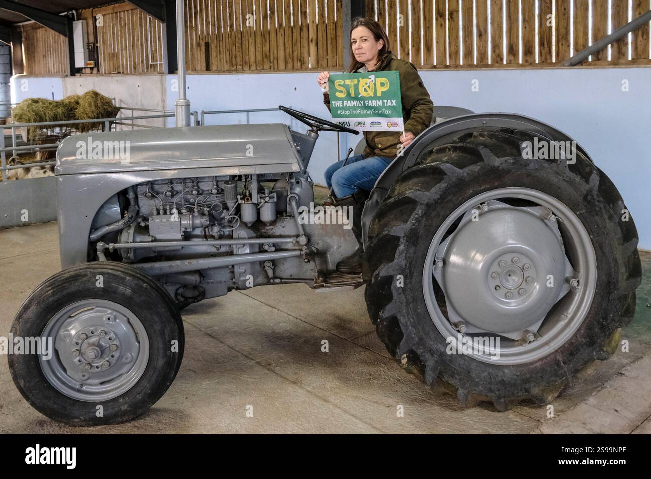 Berkeley, Großbritannien. Januar 2025. Die örtlichen Landwirte haben einen Tag der Einheit organisiert, um ihre Kampagne zur Abschaffung der Familienlandsteuer zu unterstützen. Im beliebten Cattle Country Farm Park treffen sich die Bauern mit der Öffentlichkeit, um ihre Situation zu erklären und lokale Produkte und ihre Traktoren zu präsentieren. Im Bild ist Karen Cox, deren Familie die neuen IHT-Regeln verlieren wird. Quelle: JMF News/Alamy Live News Stockfoto