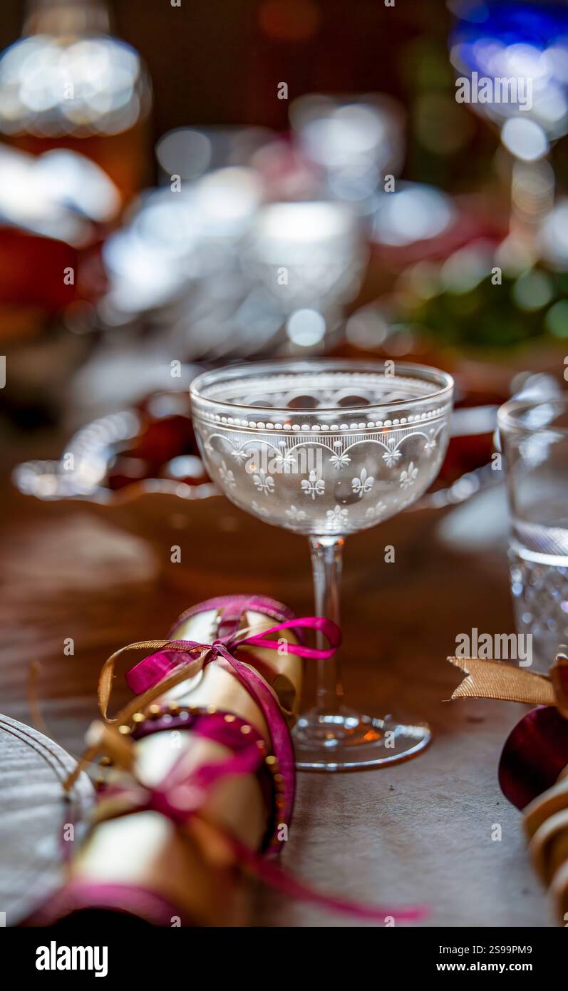 Vintage-Gläser und festliche Tischdekoration mit festlichen Crackern Stockfoto