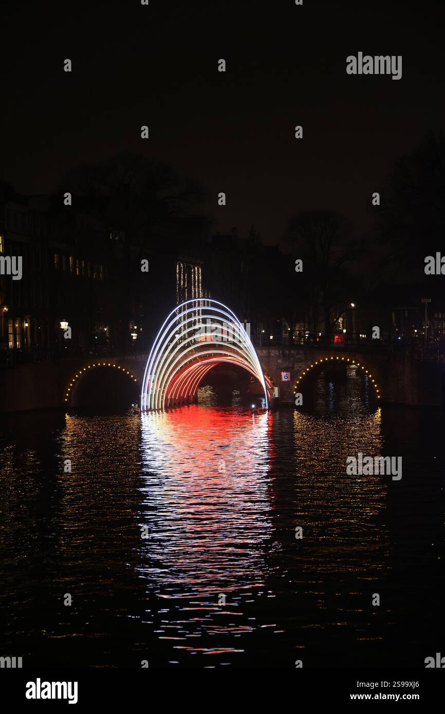 Kunstwerk Solstice von Studio Vertigo beim Amsterdam Light Festival 2024–2025, entlang eines Kanals in Amsterdam, Niederlande Stockfoto