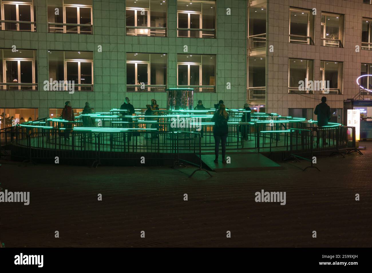 Kunstwerk Lost in Light von Abdo El Moudawar beim Amsterdam Light Festival 2024–2025 in Amsterdam, Niederlande Stockfoto