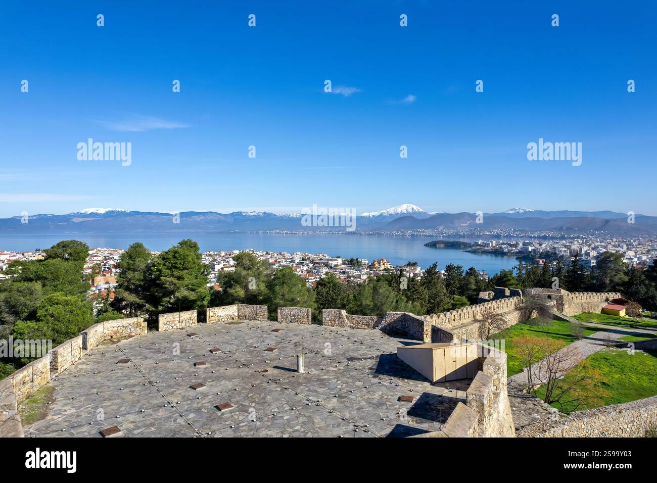 Chalkida Stadt: Panoramablick aus der Vogelperspektive von der Burg Karampampampa, mit dem Euripus-Kanal und dem schneebedeckten Gipfel des Mount Dirfys auf der Rückseite. Stockfoto