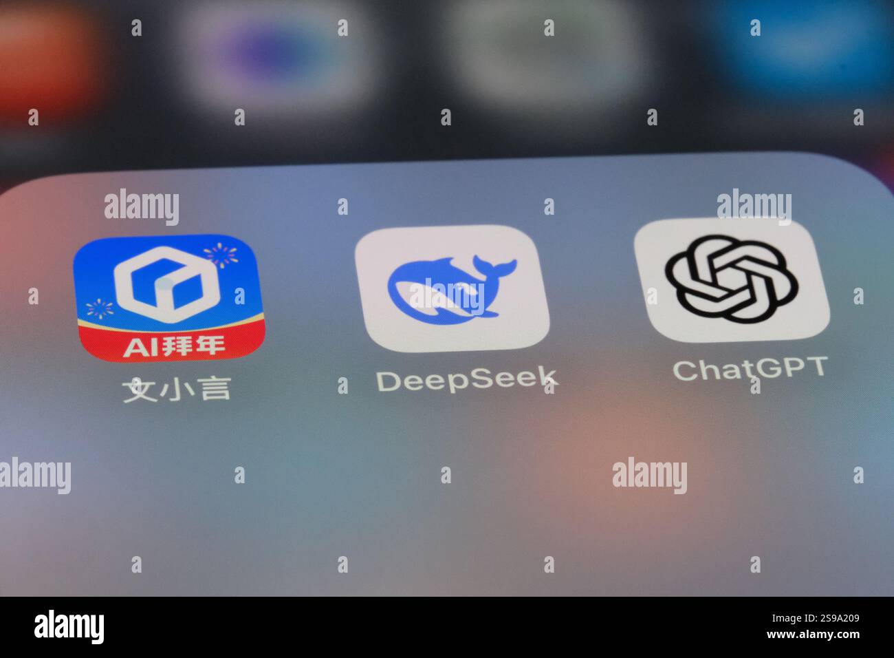 DeepSeek, Ernie Bot und ChatGPT. Verschiedene KI-Apps Stockfoto